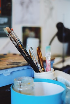 selective focus of pain brushes on pipe