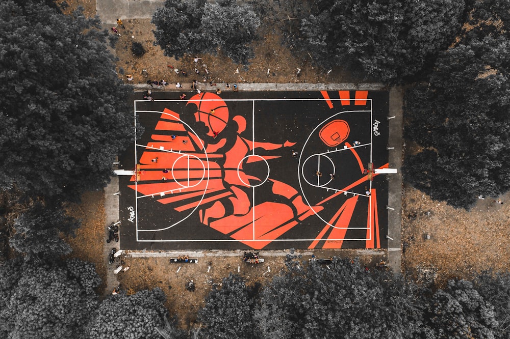 黒と赤の屋外バスケットボールコート