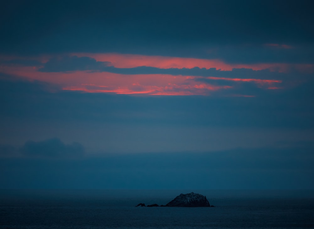 Isla durante la puesta de sol