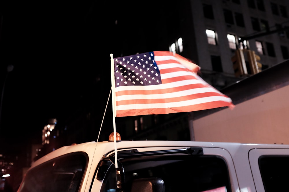 Bandera de EE. UU. en el espejo lateral del vehículo