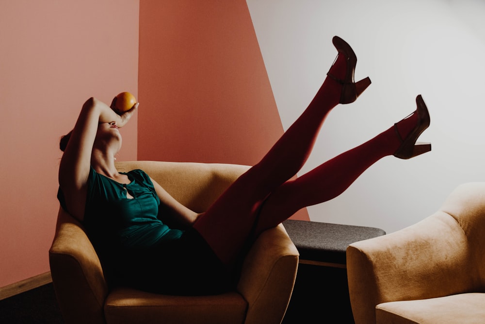 femme assise sur un fauteuil marron