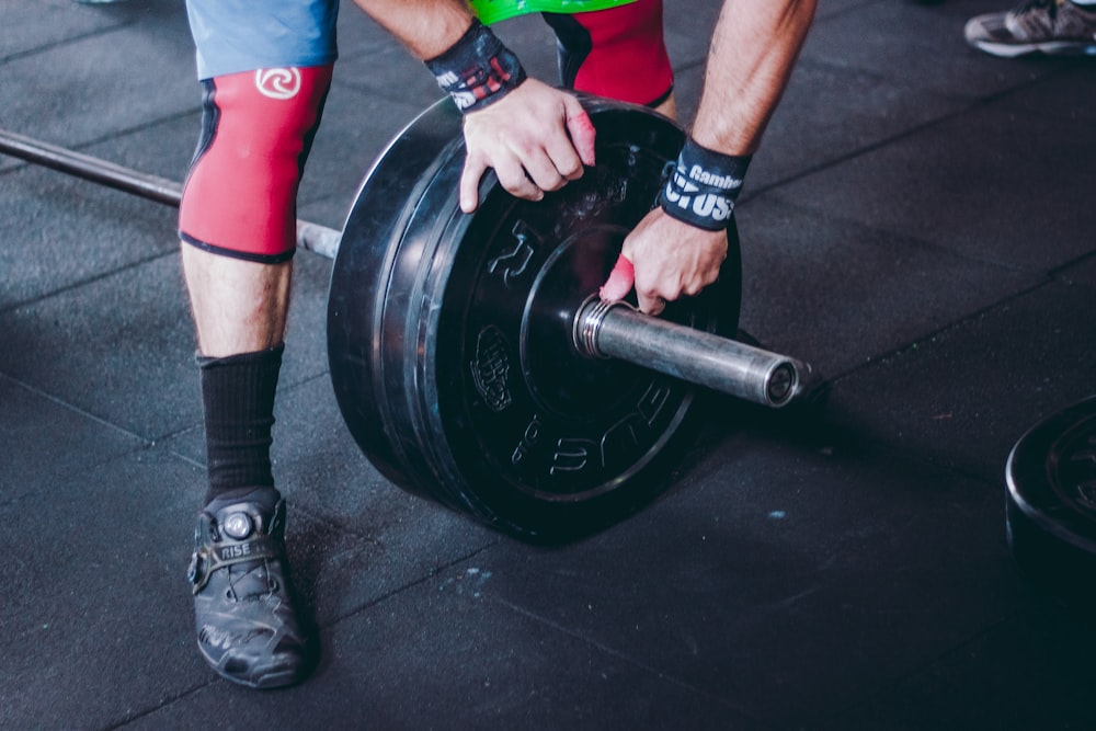 Un hombre levantando una barra en un gimnasio Crossfit