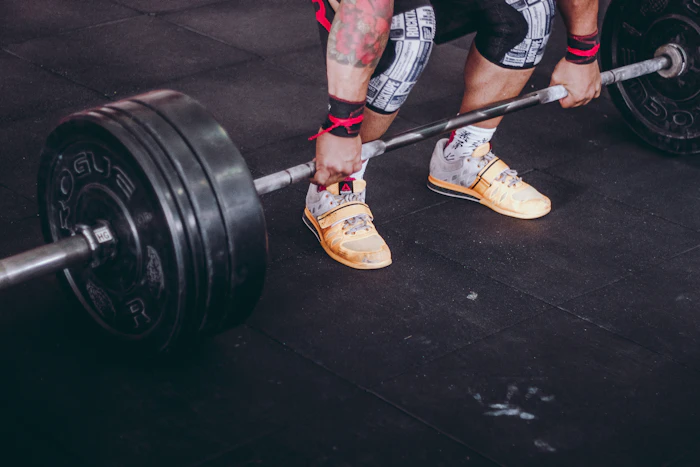 A lifter setting up under the bar