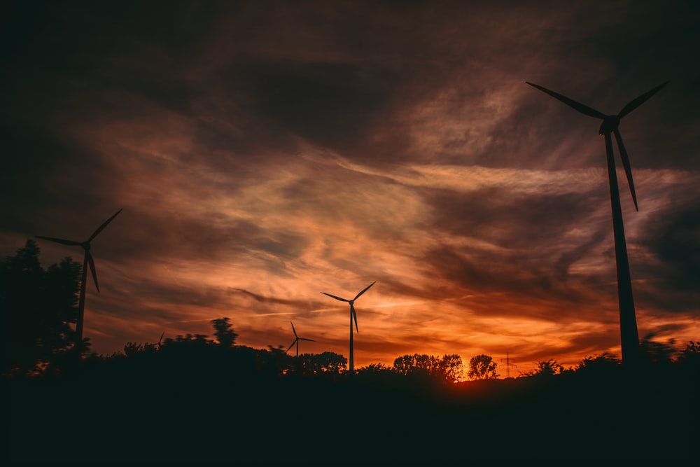 silhouette de moulins à vent au coucher du soleil