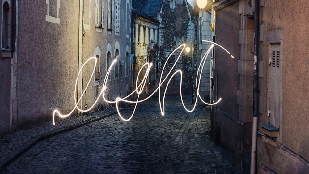 Gasse zwischen den Häusern in der Nacht