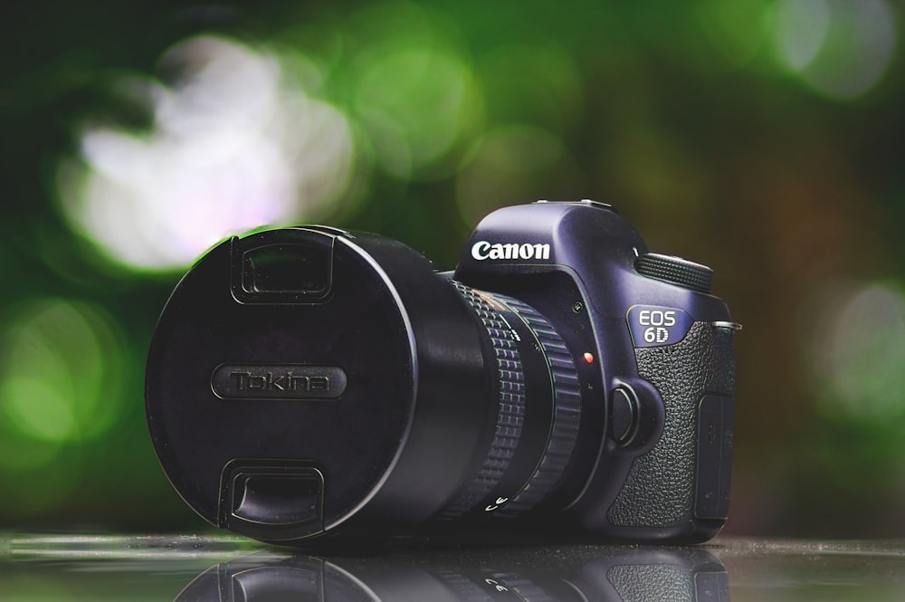 fotografía de enfoque superficial de Canon EOS 5D negra