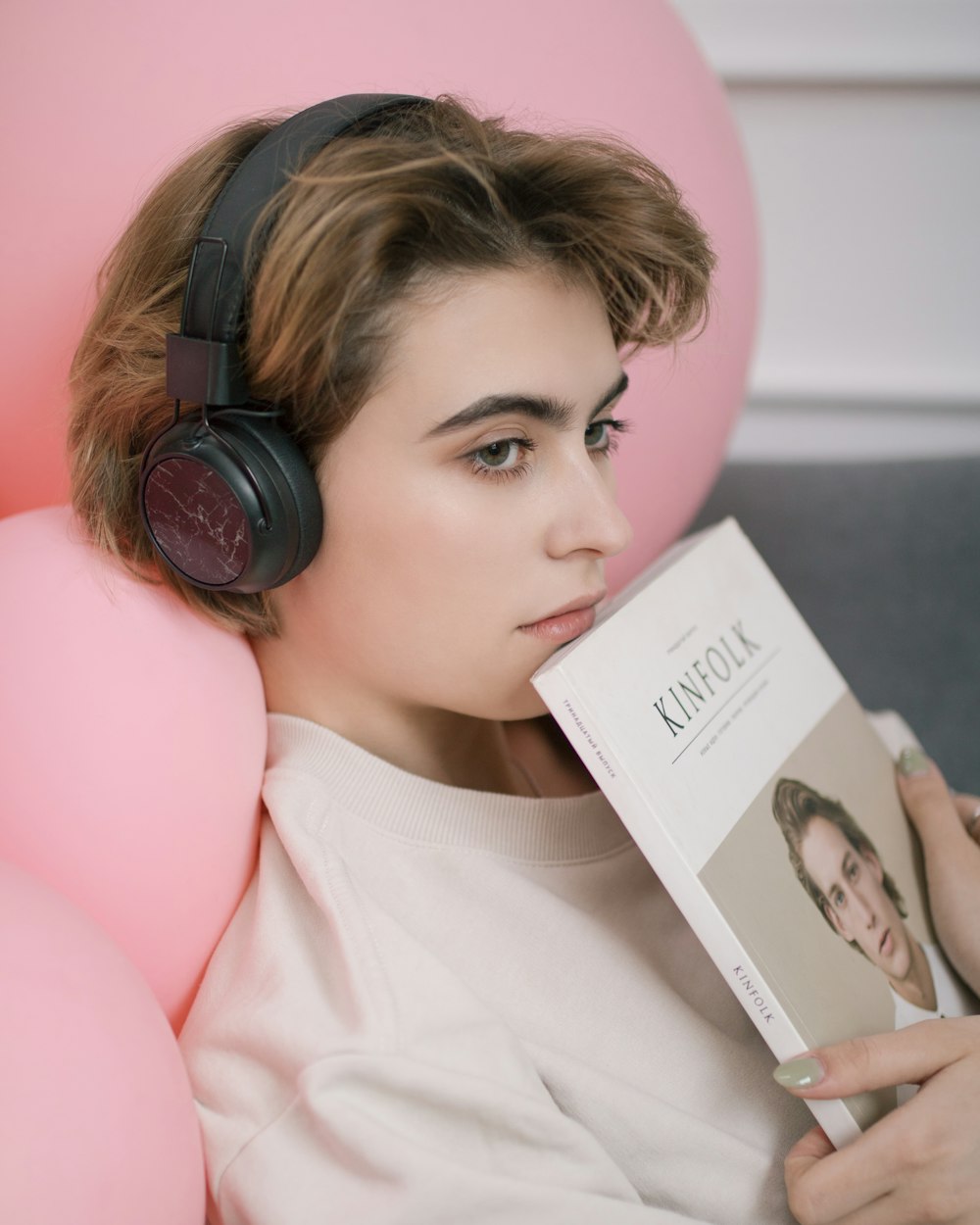 Mujer escuchando con auriculares negros