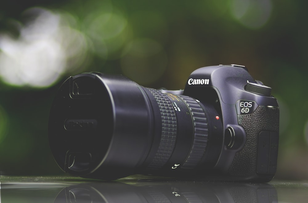 fotografía de enfoque selectivo de Canon EOS 6D púrpura