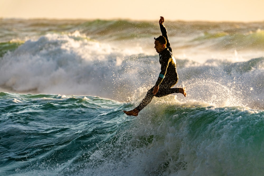 fotografía de enfoque superficial de hombre surfeando