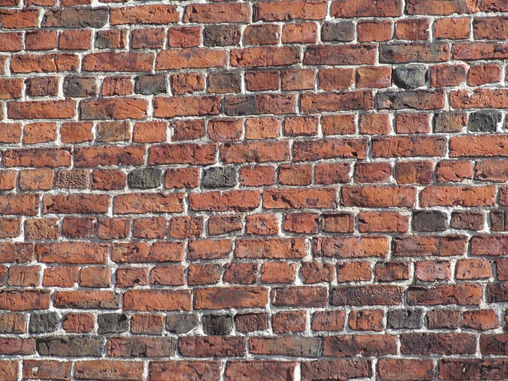 braune Backsteinmauer