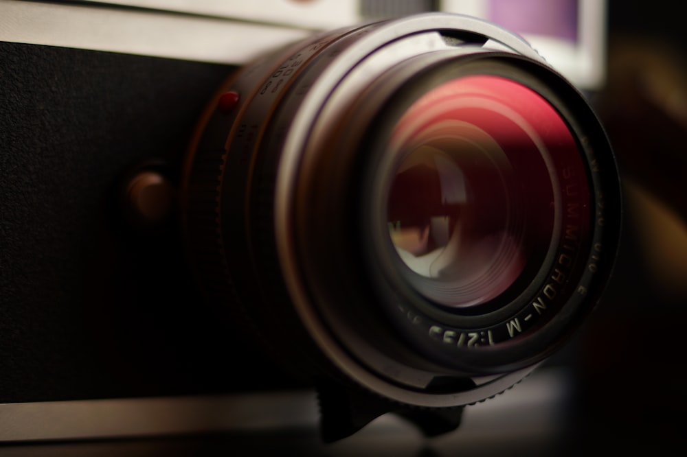 foto ravvicinata di una fotocamera reflex a obiettivo singolo grigio e nero