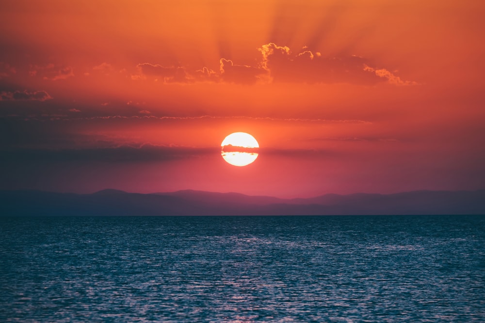 Blick auf das Meer bei Sonnenuntergang