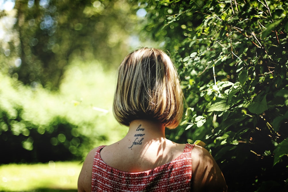 femme sur le jardin