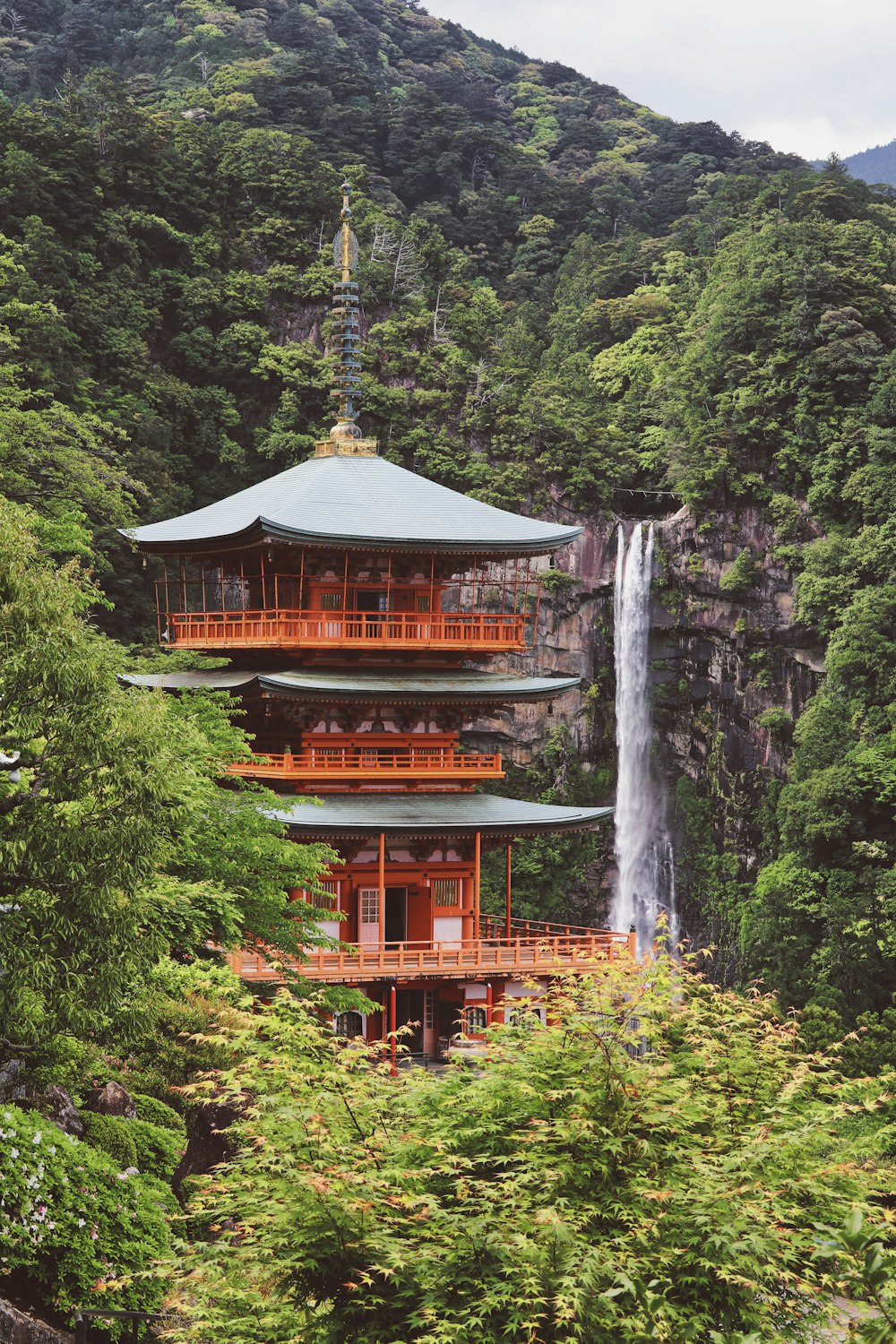 pagoda arancione e grigia