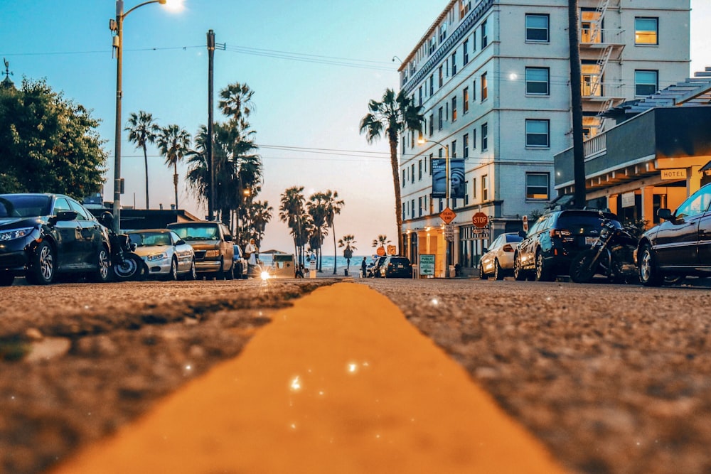 route goudronnée dans la rue