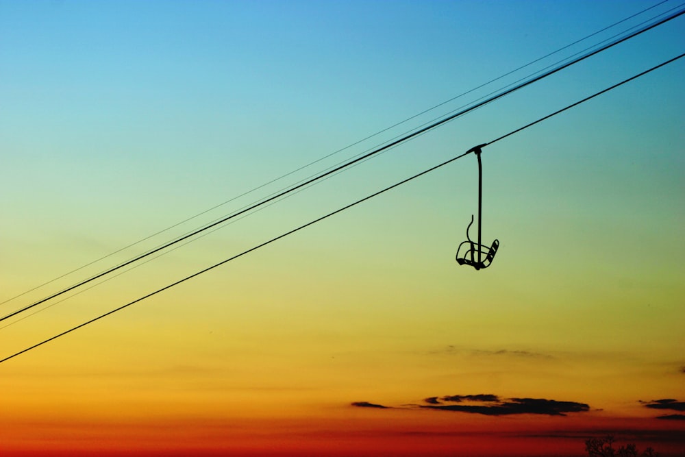 Teleférico negro en el aire