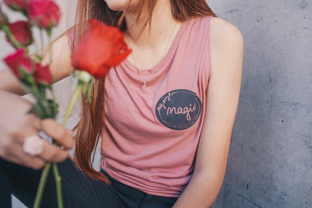 Mujer sosteniendo rosas