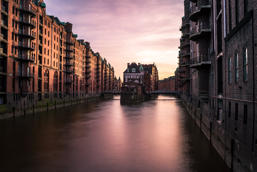 Vista al lago rodeado de edificios de hormigón durante el día