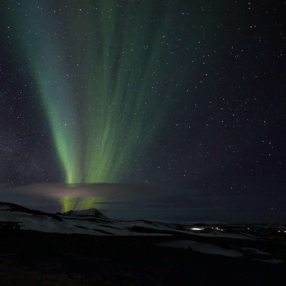 ciel plein d’étoiles avec des lumières vertes