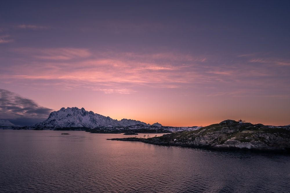 Isla cubierta de nieve bajo el cielo dorado