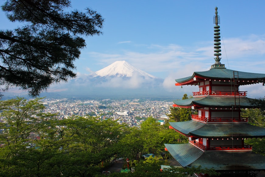 Il monte Fuji con la sua cima innevata