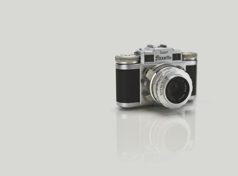 câmera point-and-shoot Super Paxette cinza e preta