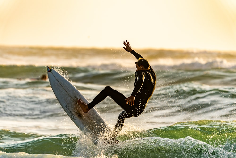 fotografía de enfoque superficial de hombre surfeando