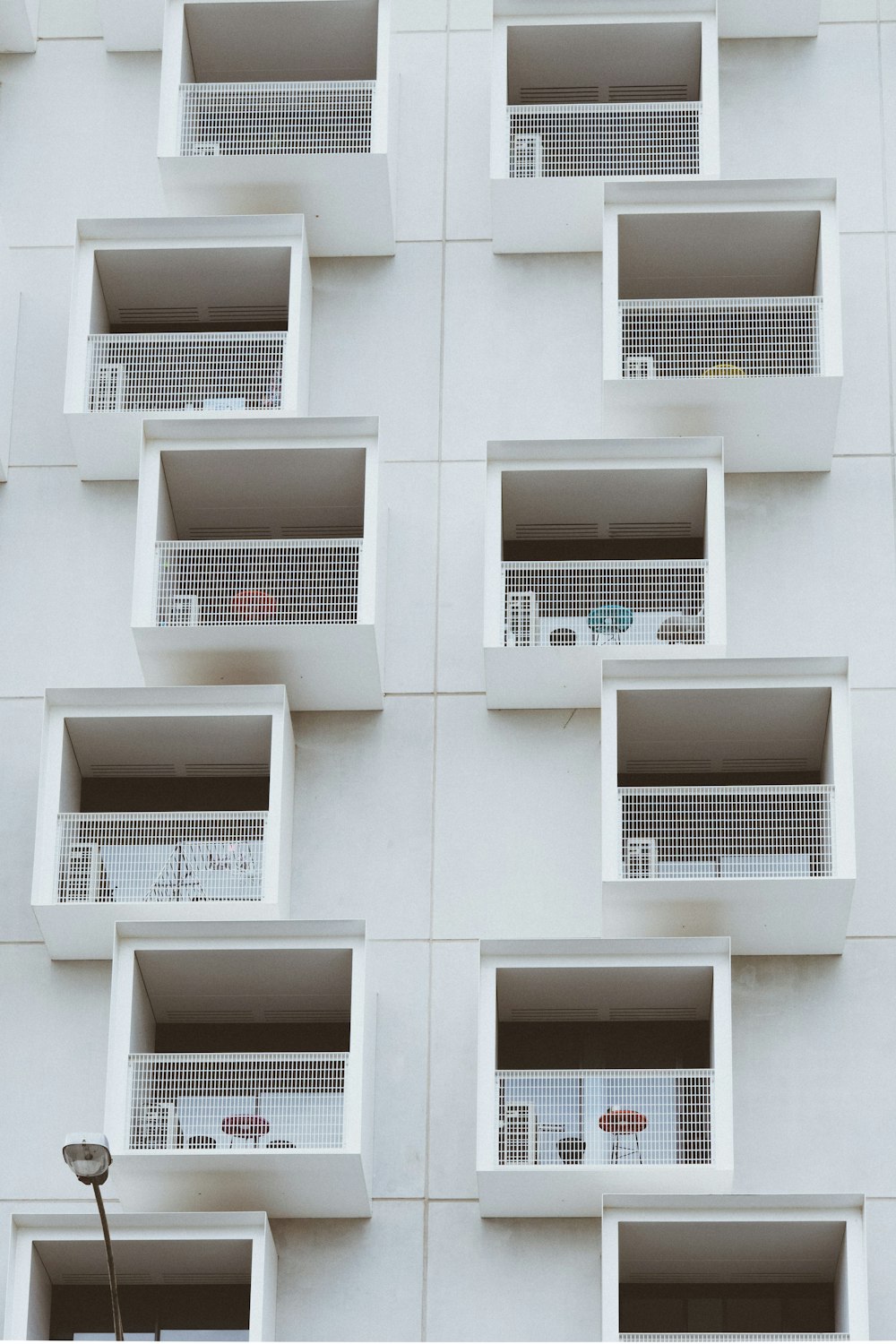 Edificio pintado de blanco