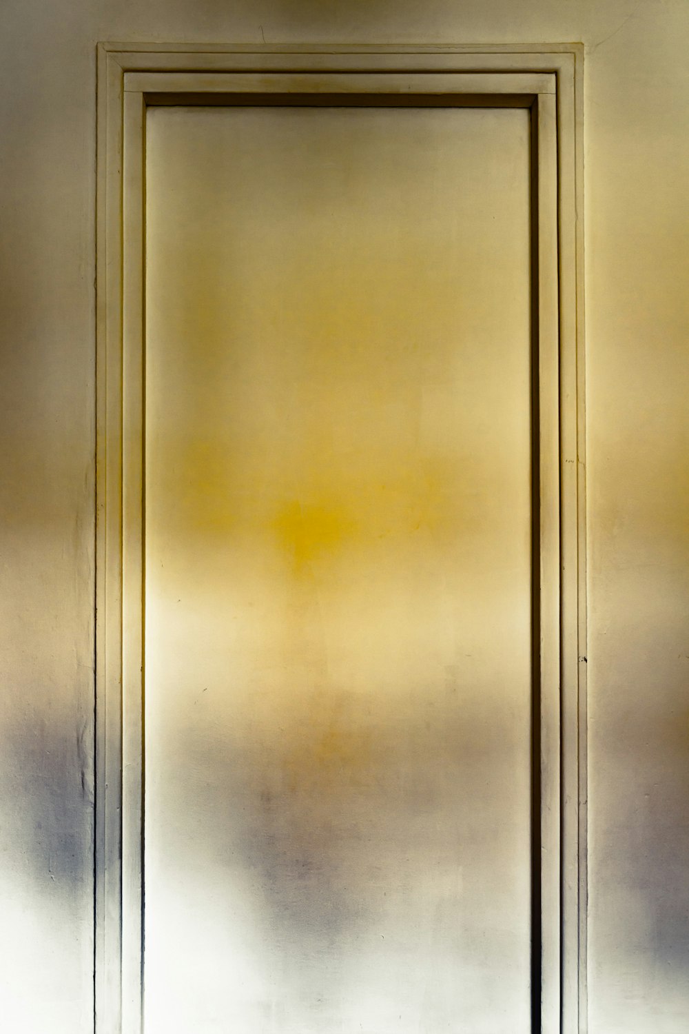uma porta branca com uma maçaneta marrom em um quarto