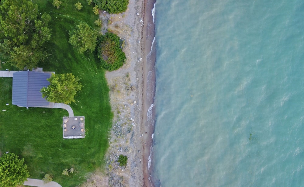 uma vista aérea de uma casa ao lado do oceano