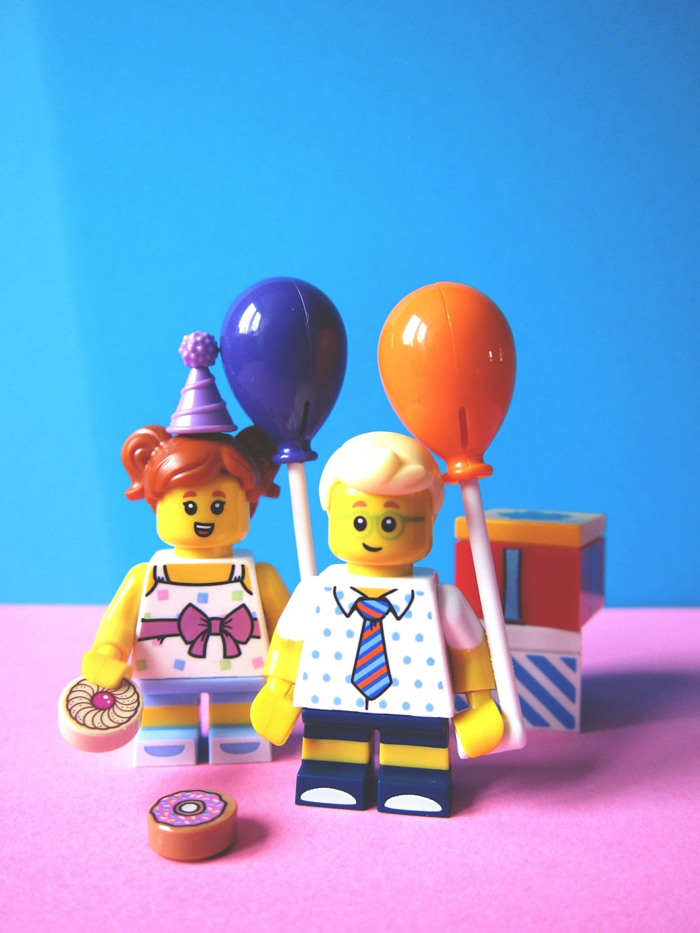 Mädchen und Junge mit Ballon-Lego-Minifuguren