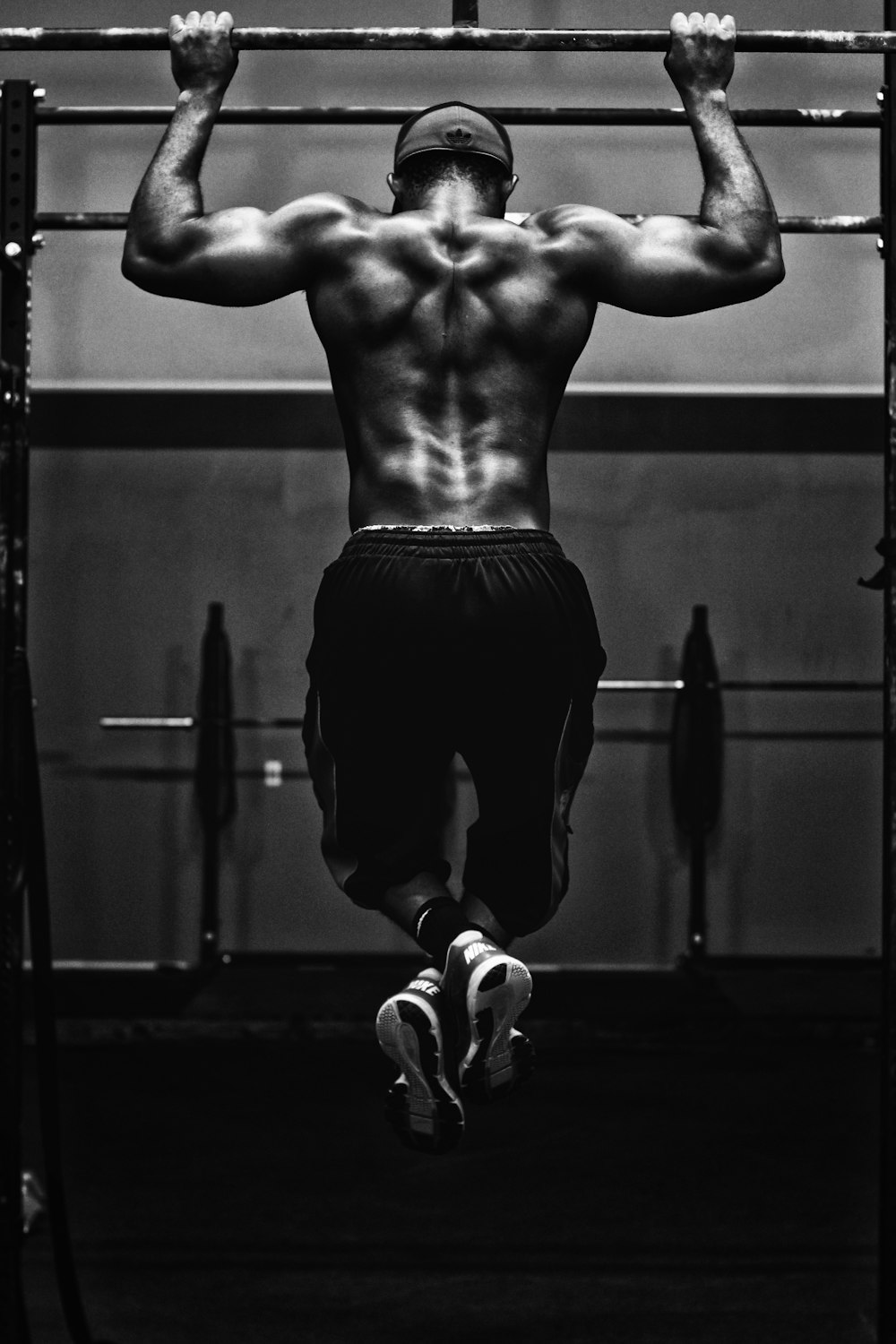 Foto en escala de grises de un hombre haciendo ejercicio