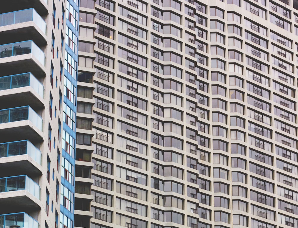 Edificio de gran altura beige