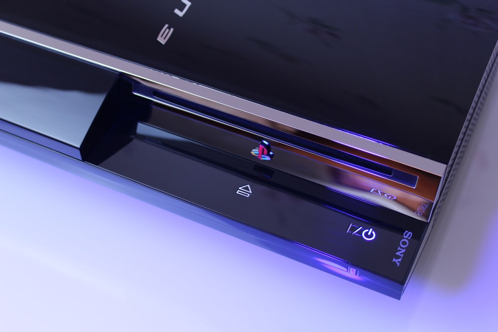 Sony PS3 clásico negro sobre superficie blanca