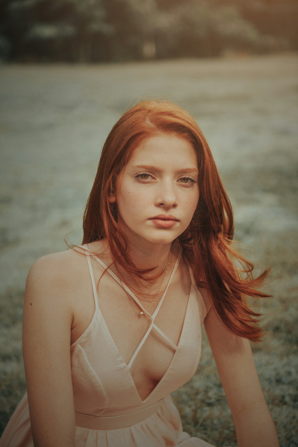 Femme portant une robe rose à bretelles spaghetti