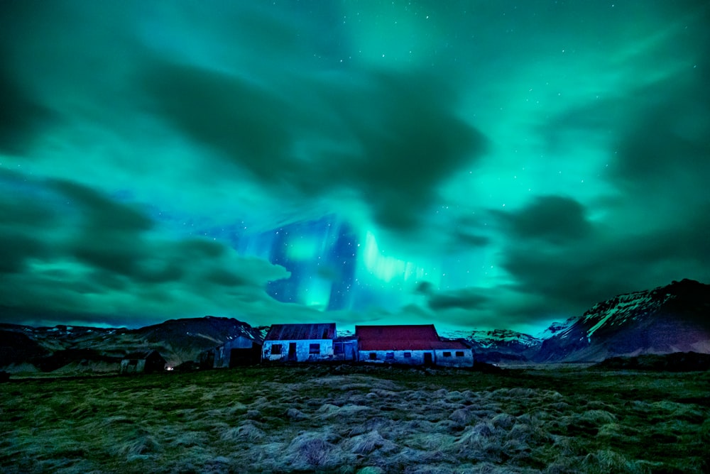 Fotografia de paisagem de nebulosa verde e casas