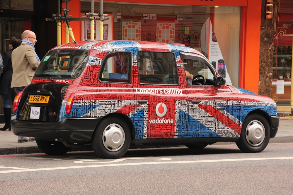 Hatchback de 5 puertas con temática de la bandera de United Kingdon en carretera de concreto gris