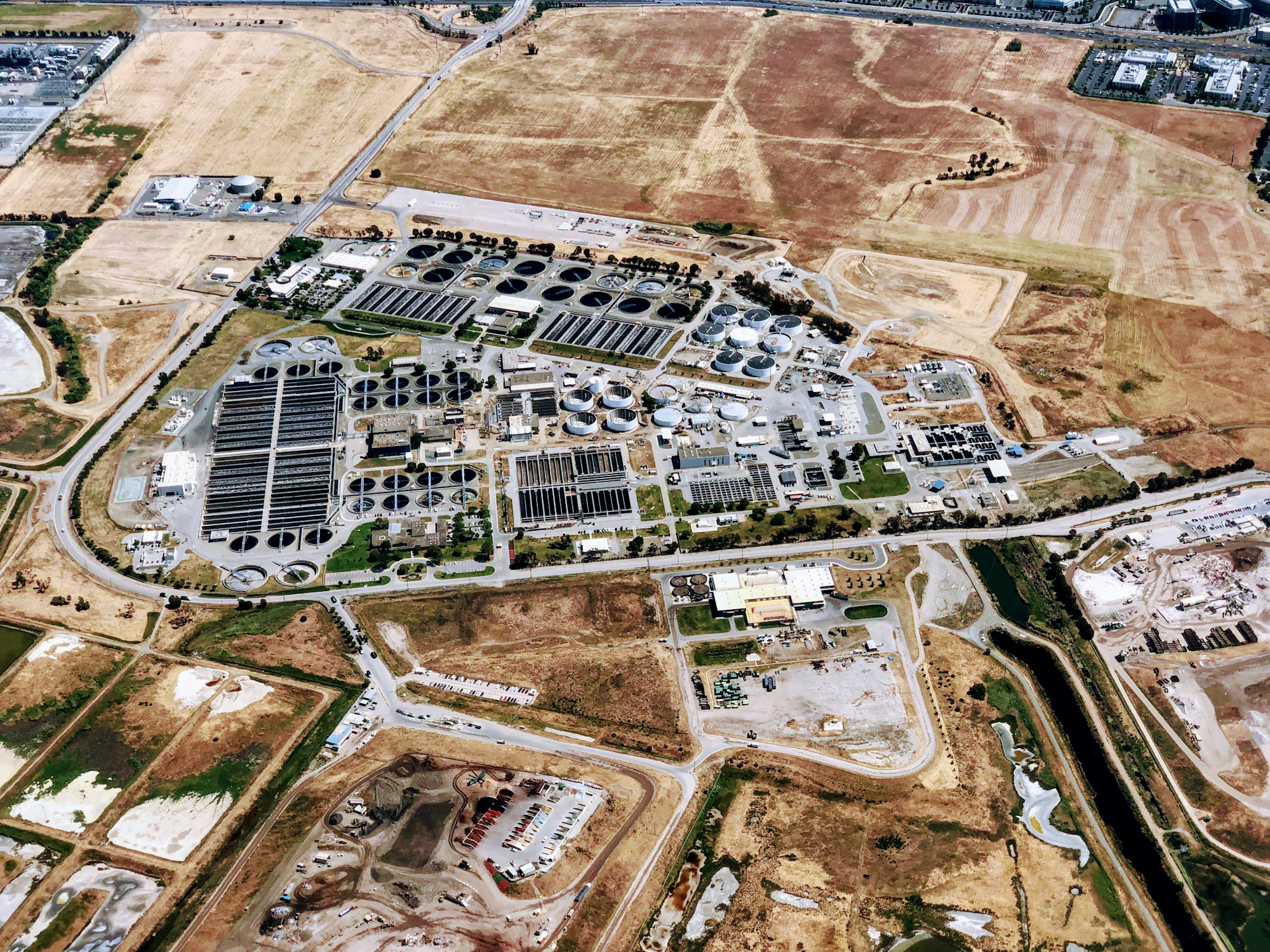 Vista aérea de infraestructura de tratamiento de aguas residuales