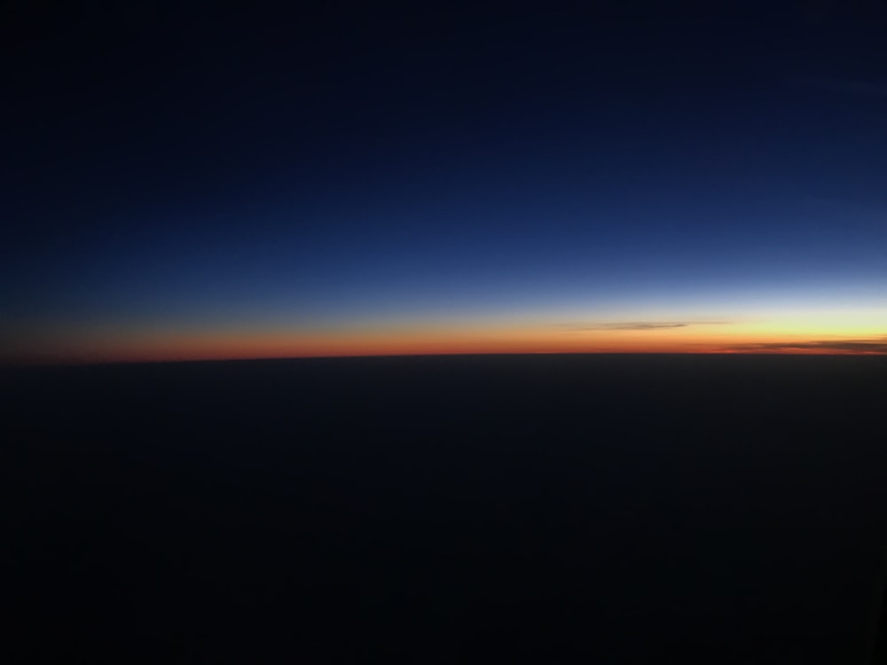une vue d’un coucher de soleil depuis une fenêtre d’avion