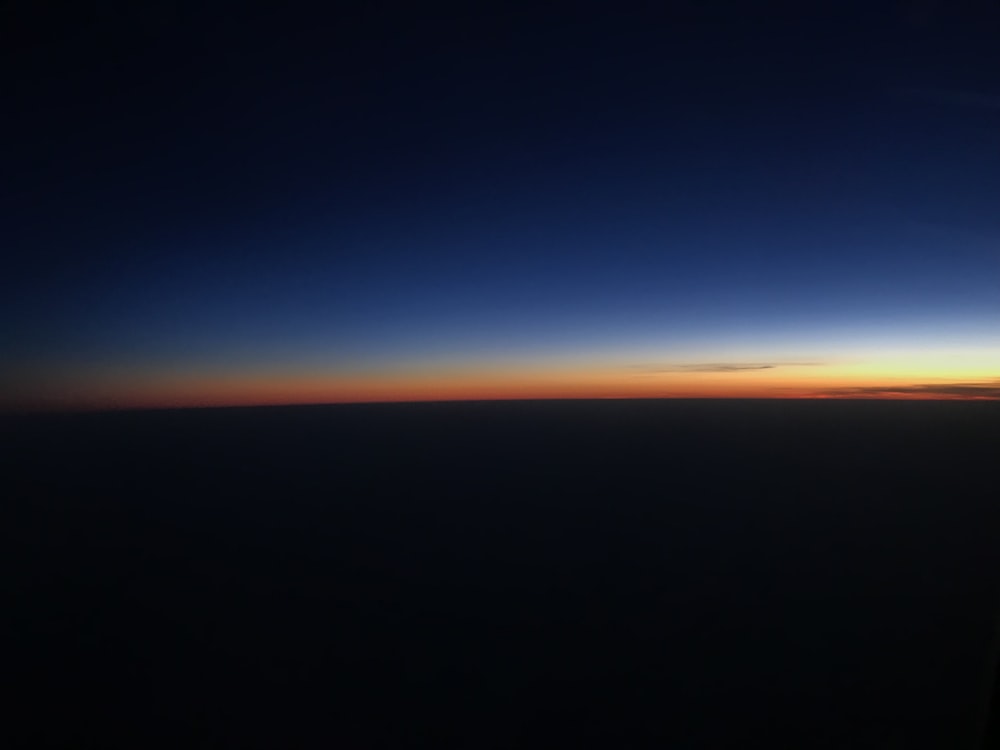 Una vista de una puesta de sol desde la ventana de un avión