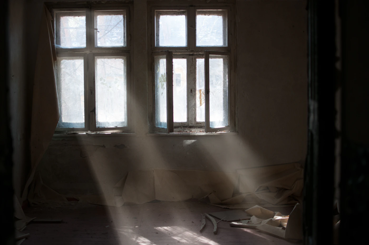 Habitación abandonada con luz entrando por la ventana