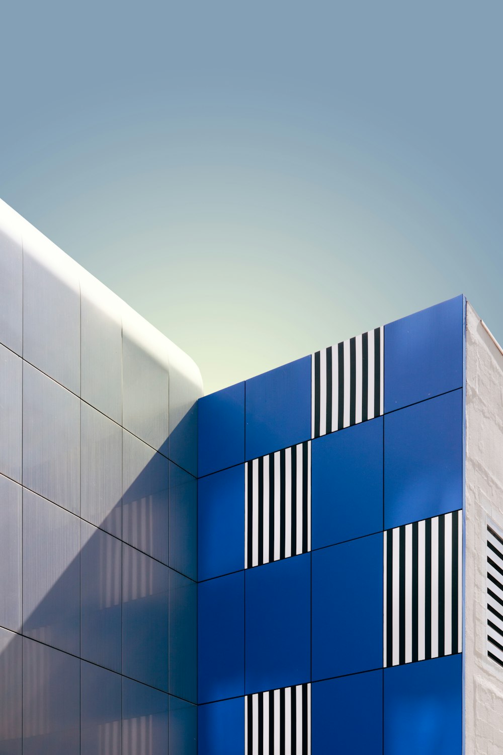 Un edificio con un diseño azul y blanco