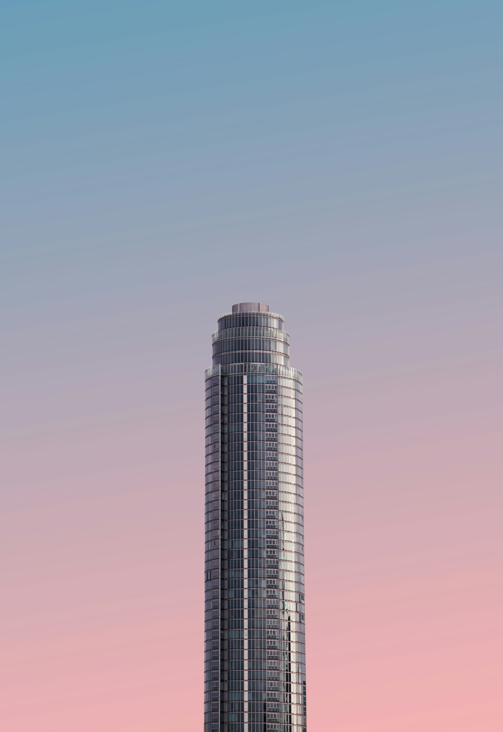 푸른 하늘 아래 회색 타워 건물