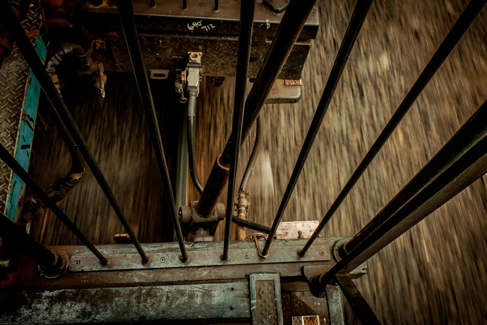 Una vista cenital de un piso de madera con barras de metal