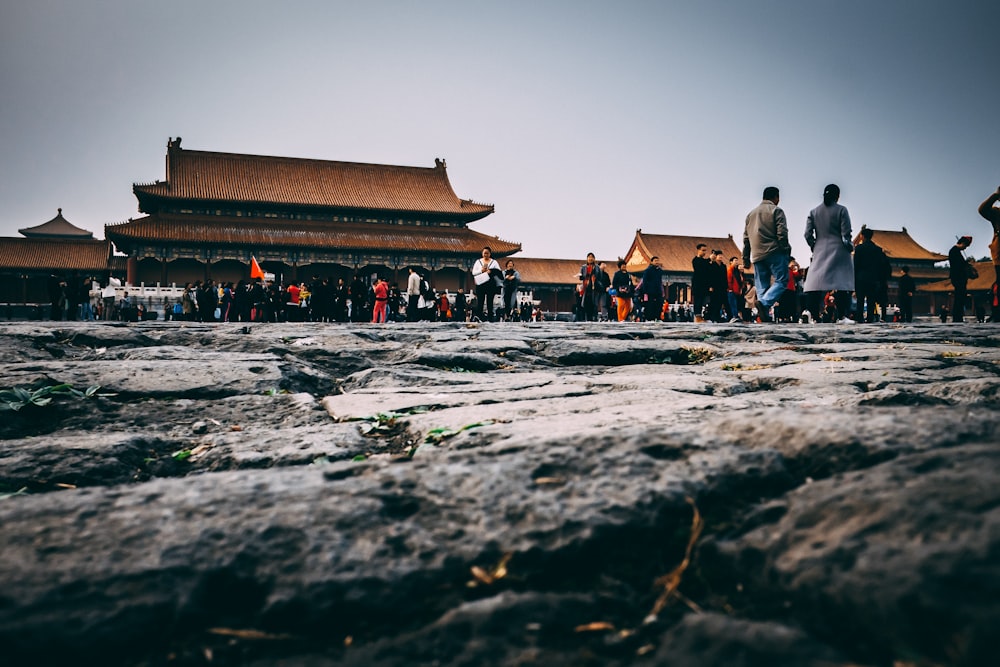 Menschen vor dem Tempel während des Tages