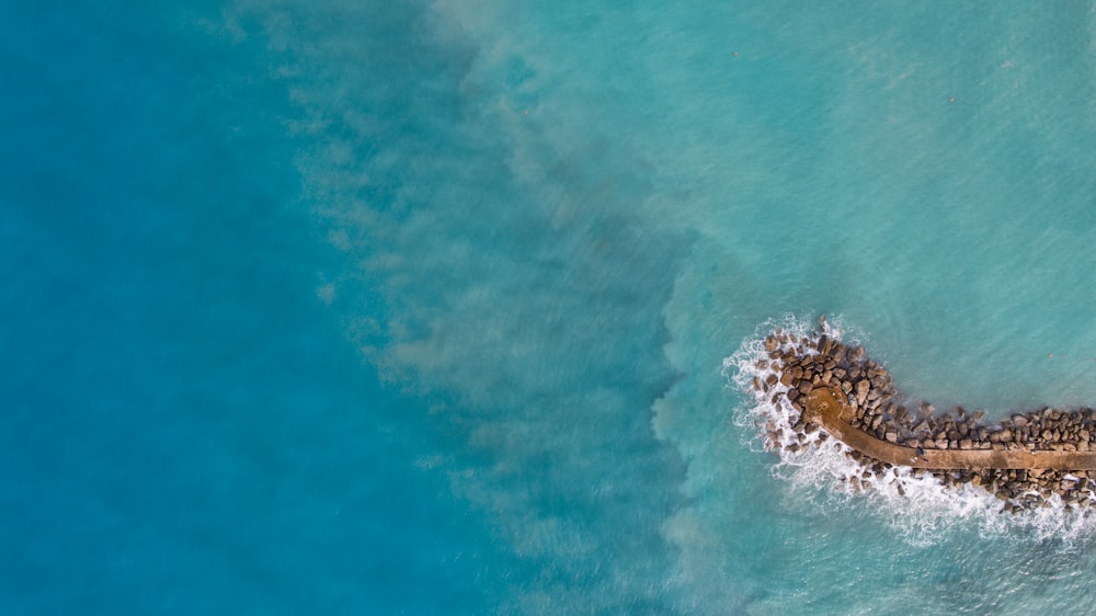 昼間の小島の航空写真