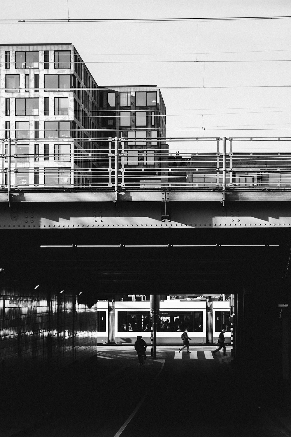 Fotografía en escala de grises del puente del tren
