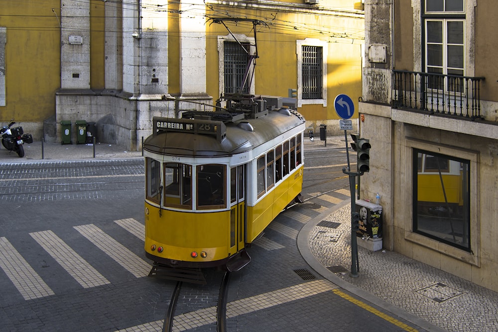 Tren amarillo y negro en la ciudad