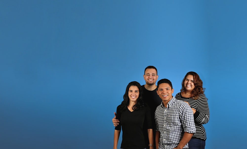 photo de famille sur fond bleu