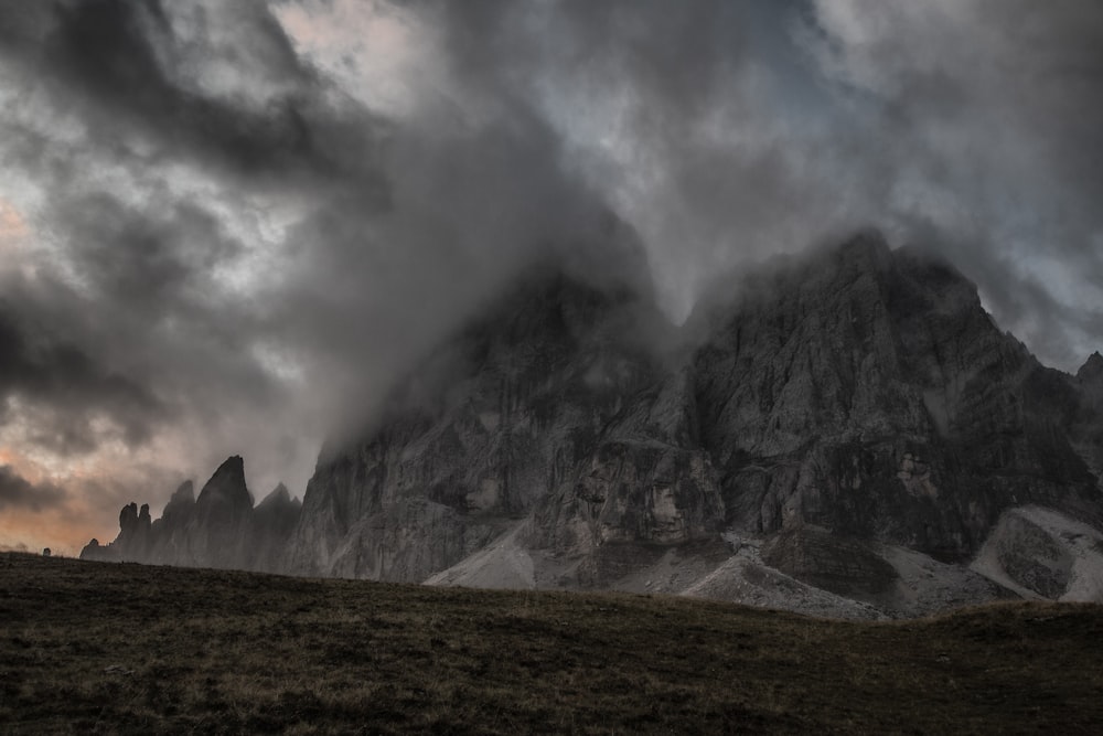 Montagnes grises sous des nuages gris